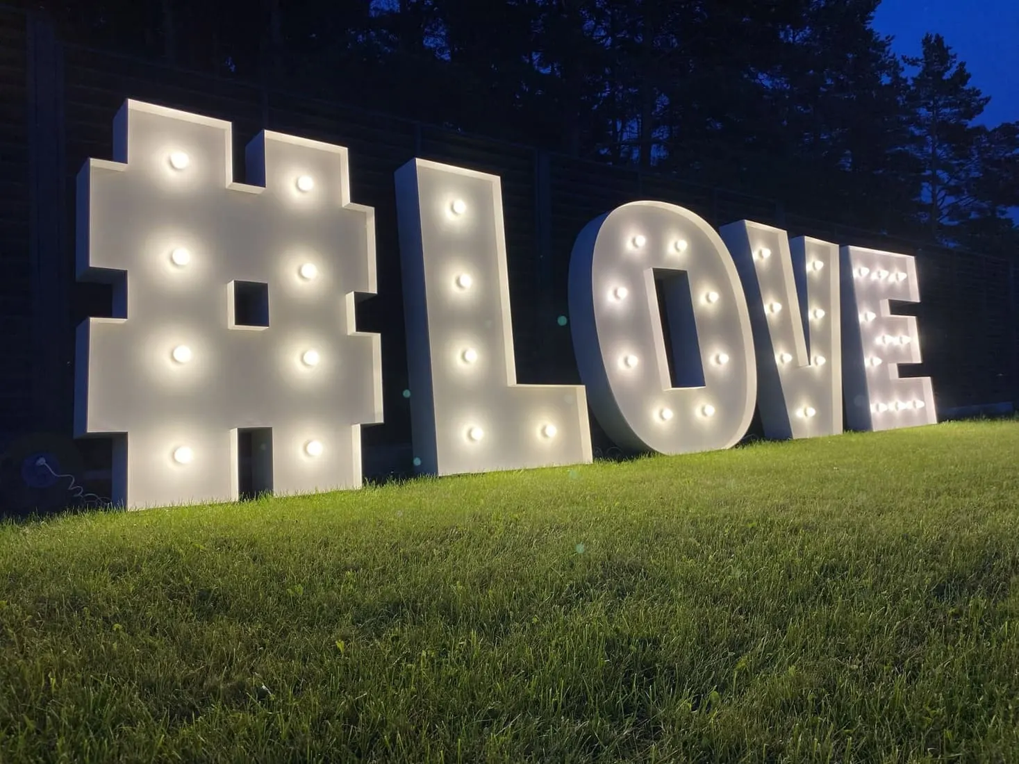 #Love - šviečiančios raidės